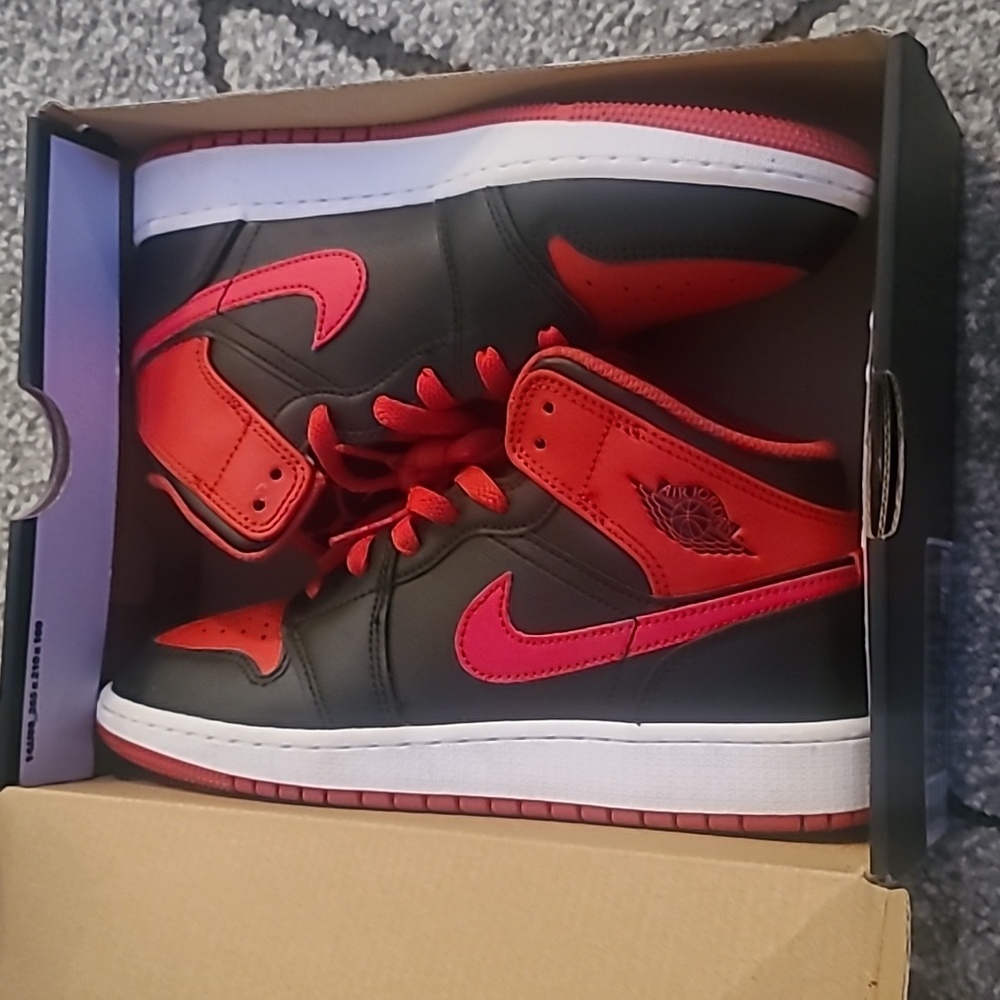 Air Jordan 1 Mid Boys Grade school size 5